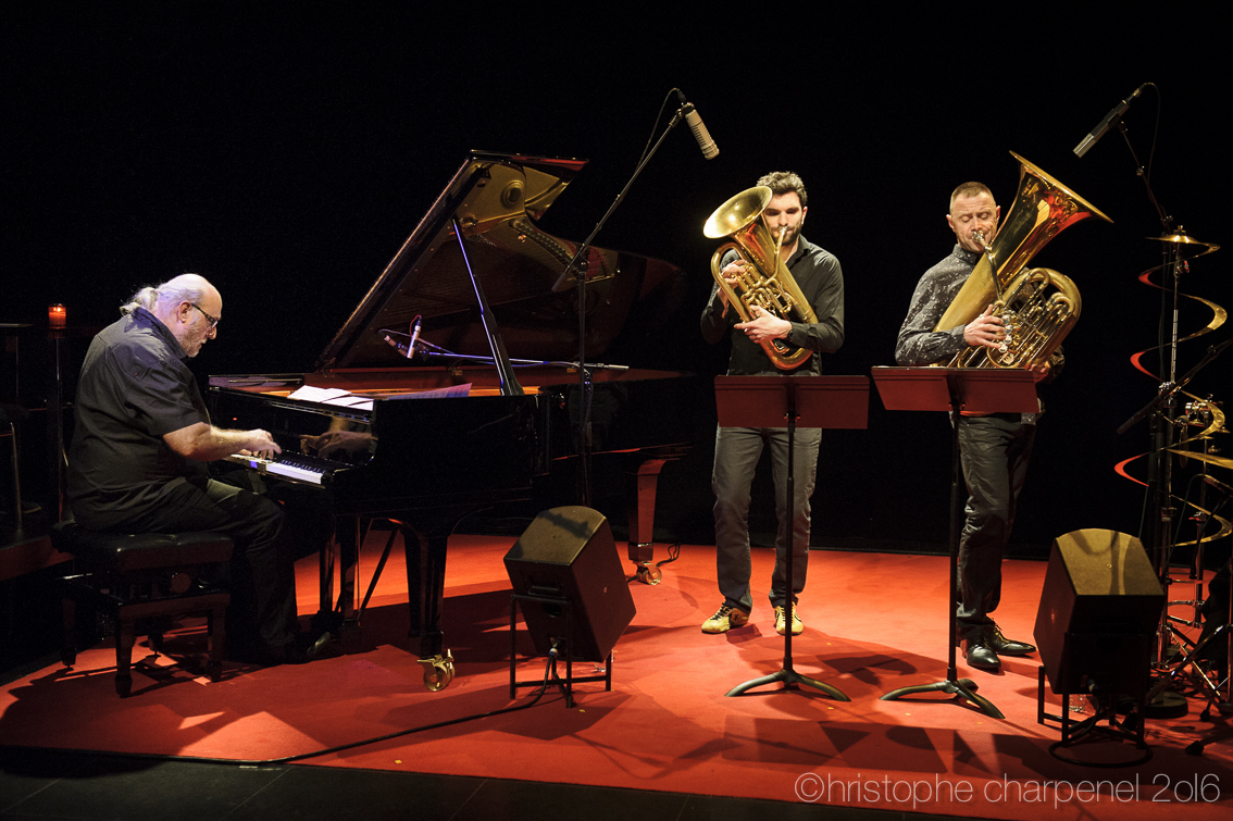 Au côté d'Andy Emler, Anthony Caillet à l'euphonium et François Thuillier au tuba, le 11 février.