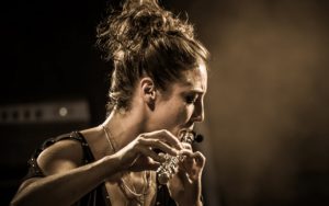Mardi soir à Parfum de Jazz : la flûtiste Ludivine Issambourg pour un « Antiloops » plein de promesse