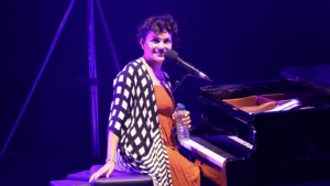 Jazz à Vienne :  simplicité et authenticité, Norah Jones a, à nouveau, subjugué le théâtre antique